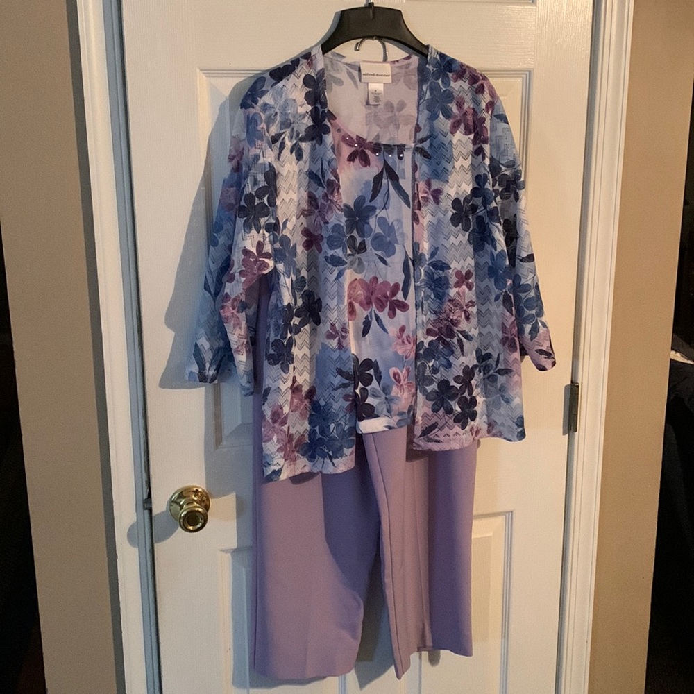 Alfred Dunner two layer blue & purple floral top with matching pants. Size M.